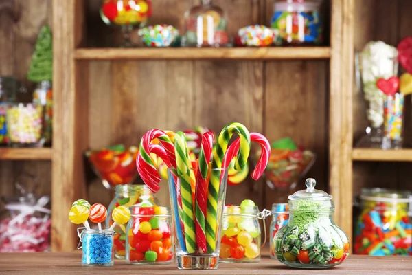 Bonbons colorés dans des pots — Photo