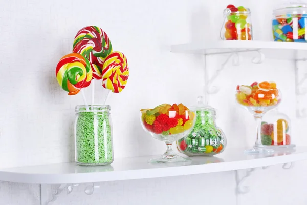 Színes cukorkák üvegben — Stock Fotó