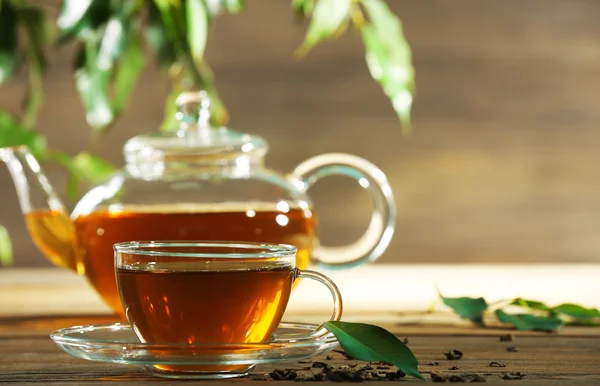Xícara de chá verde na mesa no fundo de madeira — Fotografia de Stock