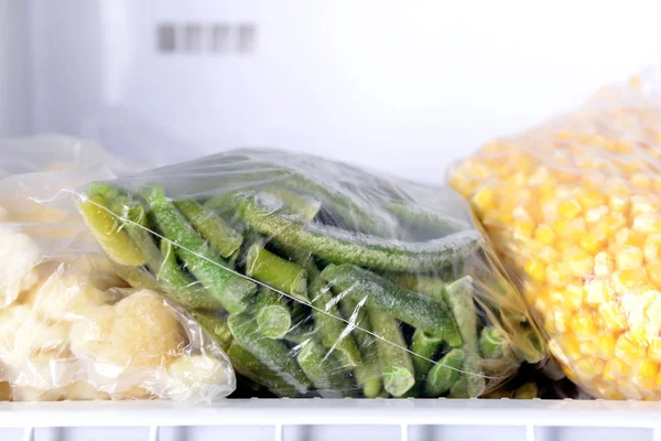 Produtos hortícolas congelados em sacos — Fotografia de Stock