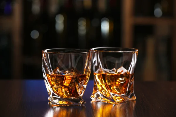 Bril whisky op staafondergrond — Stockfoto