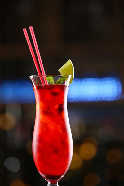 Verre de cocktails sur fond de bar — Photo