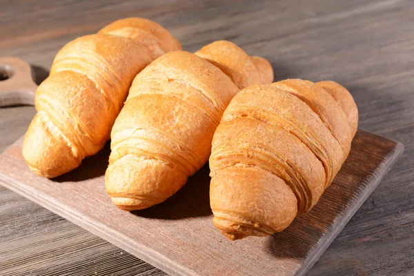 Deliciosos croissants na mesa close-up — Fotografia de Stock