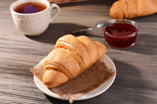 Delicious croissants on plate on table close-up — Stock Photo, Image