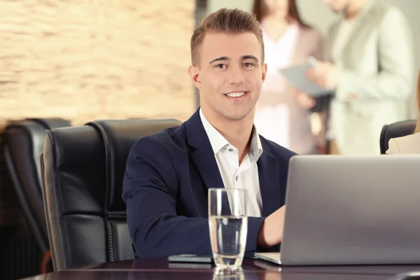 Бизнесмен работает в конференц-зале — стоковое фото