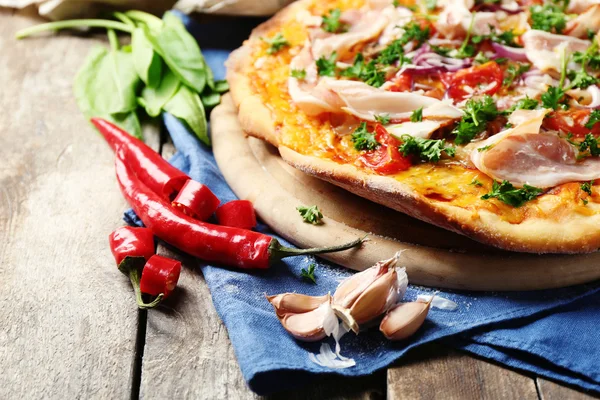 Sabrosa pizza con verduras en la mesa de cerca — Foto de Stock