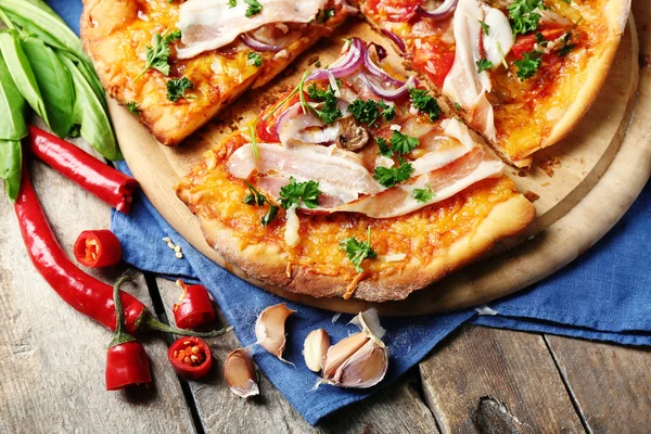 Ízletes pizza zöldségekkel asztalra közelről — Stock Fotó