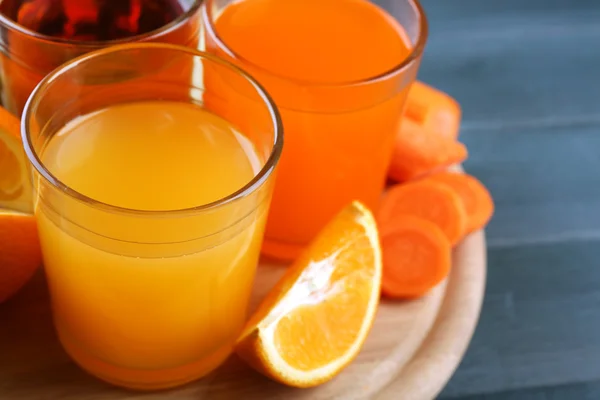 Assortimento di succhi e frutta freschi sani su fondo tavola in legno — Foto Stock