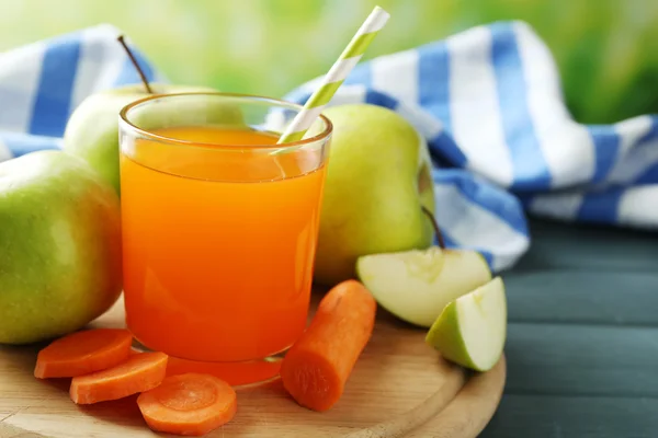 杯的苹果和胡萝卜放在木制背景健康新鲜果汁 — 图库照片