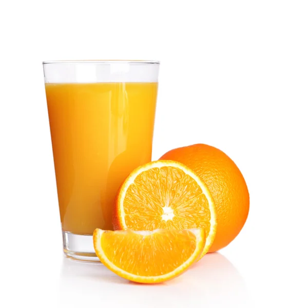 Vaso de zumo de naranja aislado sobre blanco — Foto de Stock