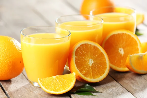 Succo d'arancia sul tavolo primo piano — Foto Stock