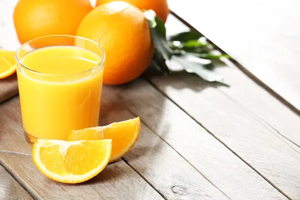 Succo d'arancia sul tavolo primo piano — Foto Stock