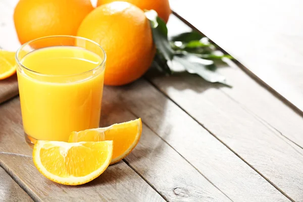 Sumo de laranja na mesa close-up — Fotografia de Stock