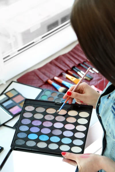 Makeup artist with cosmetics — Stock Photo, Image