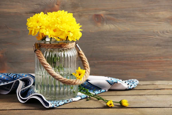 Yellow chrysanthemum in glass vase — Stock Photo, Image