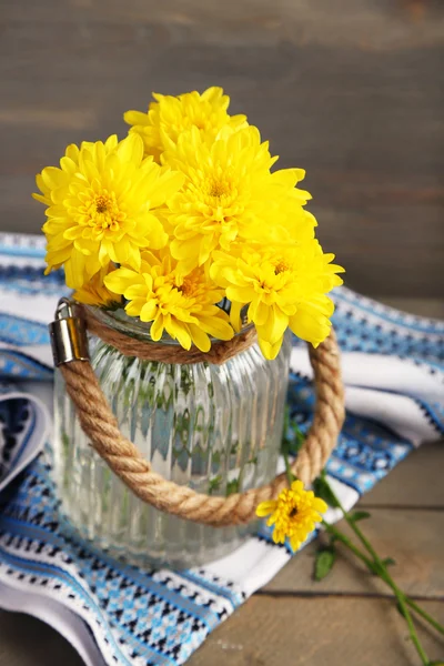 Žlutá chryzantéma skleněná váza — Stock fotografie
