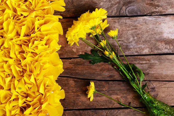 Gele bloemen in vaas — Stockfoto