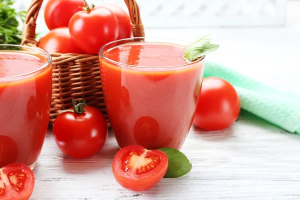 Briller med fersk tomatjuice – stockfoto