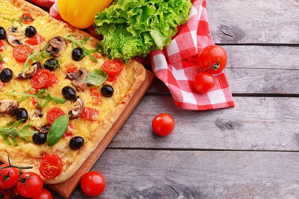 Leckere hausgemachte Pizza — Stockfoto