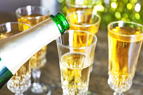 Champagner aus Flasche gießen — Stockfoto