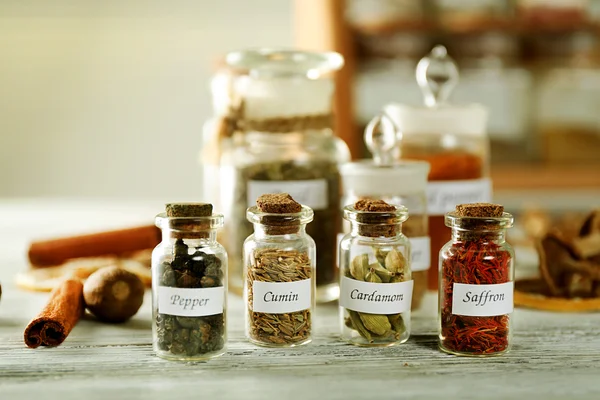 Sortimento de especiarias em garrafas de vidro — Fotografia de Stock