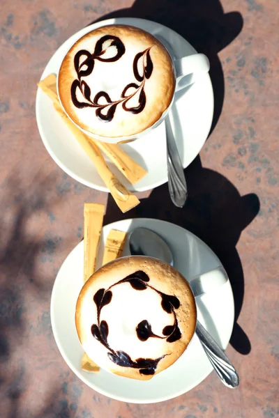 Tazas de capuchino en la mesa en la cafetería — Foto de Stock