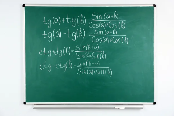 Matematiska formler på blackboard bakgrund — Stockfoto