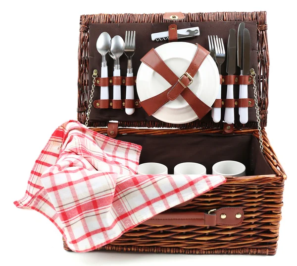 柳条野餐篮餐具与孤立在白色的桌布 — 图库照片