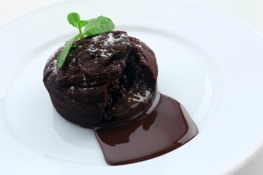 Beyaz tabakta, closeup çikolatalı fondan