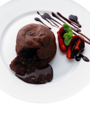 çilek beyaz tabakta, closeup ile Çikolatalı fondan