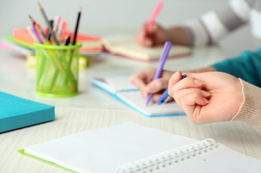 Eller öğrencilerin okulda, yakın çekim