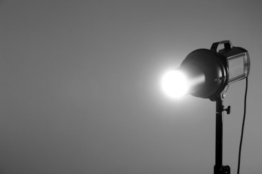 Işık ekipmanlı fotoğraf stüdyosu