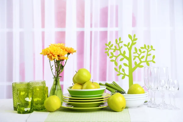 Ajustes de mesa coloridos y flores de tulipán en jarrón en la mesa, sobre fondo claro —  Fotos de Stock