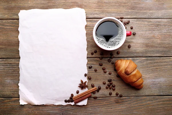 Tazza di caffè e croissant fresco sul tavolo di legno, vista dall'alto — Foto Stock