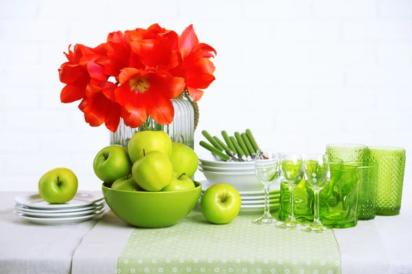 Ajustes de mesa coloridos y flores de tulipán en jarrón en la mesa, sobre fondo claro —  Fotos de Stock