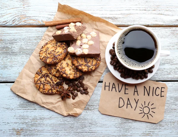 Чашка кофе со свежим круассаном и приятно провести день массаж на деревянном столе, вид сверху — стоковое фото