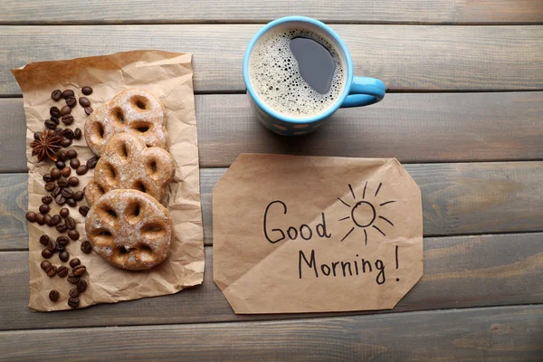 Tasse de café avec biscuits frais et massage Good Morning sur table en bois, vue sur le dessus — Photo