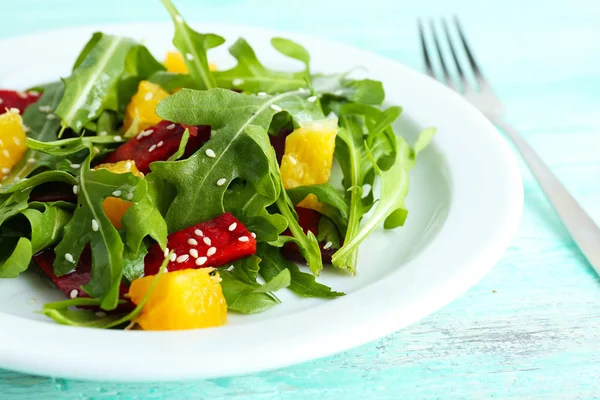 Ensalada sabrosa con hojas de rúcula — Foto de Stock