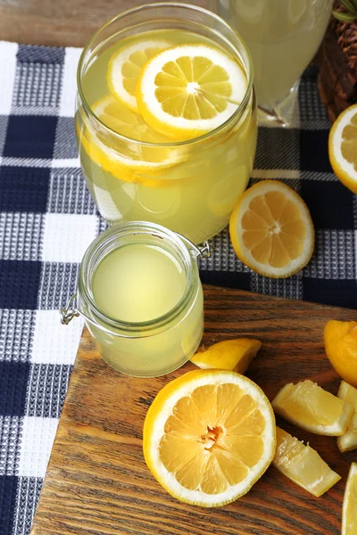 Natureza morta com suco de limão — Fotografia de Stock