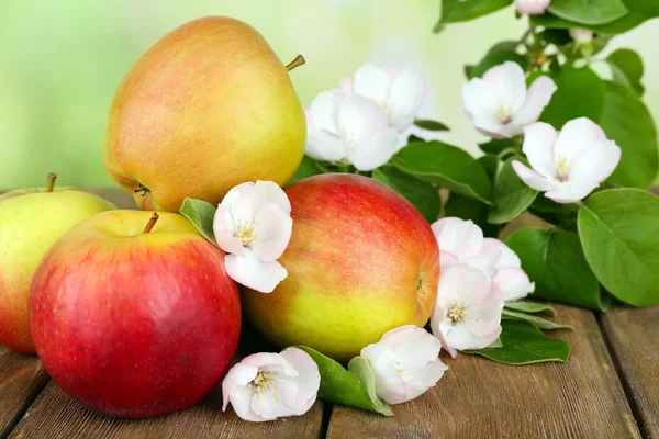 Manzanas frescas con flor de manzana —  Fotos de Stock