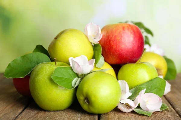 Fresh apples with apple blossom — Stock Photo, Image