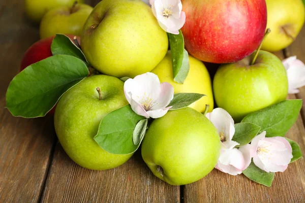 Fresh apples with apple blossom — Stock Photo, Image