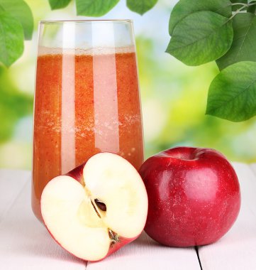 Doğa arka plan üzerinde taze elma suyu