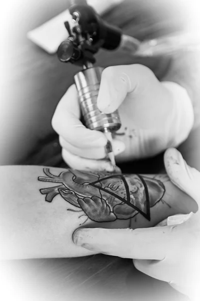 Процесс создания татуировки, закрыть — стоковое фото