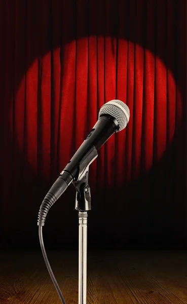 Empty stage and microphone before performance — Stock Photo, Image