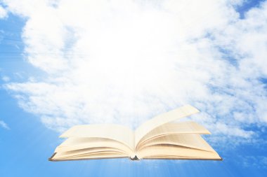 Gökyüzü arka plan üzerine açık kitap