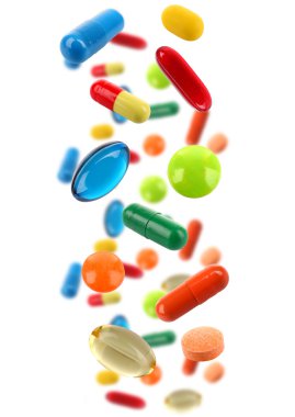 Düşen renkli tıp hapları üzerinde beyaz izole