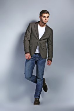 gri zemin üzerine genç adam