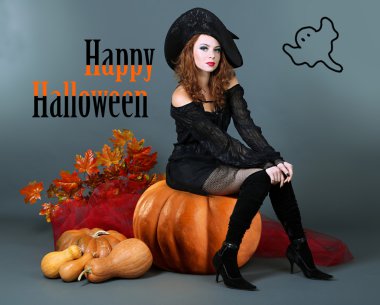 gri zemin üzerine süpürge ile Halloween cadı