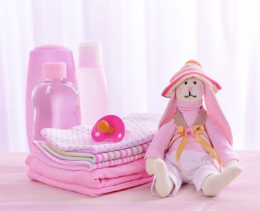 tablo üzerinde açık renkli bebek aksesuarları